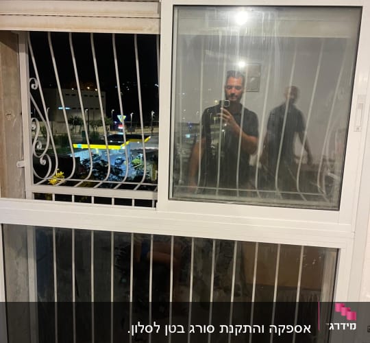 חלון עם סורגים לבנים בלילה